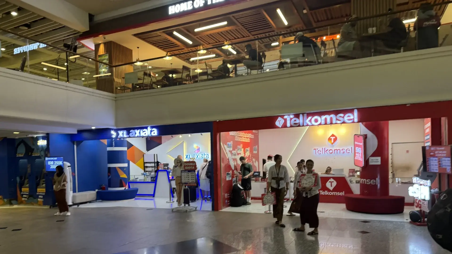 Telkomsel- en XL Axiata-stalletjes in de aankomsthal van Bali's Ngurah Rai International Airport.
