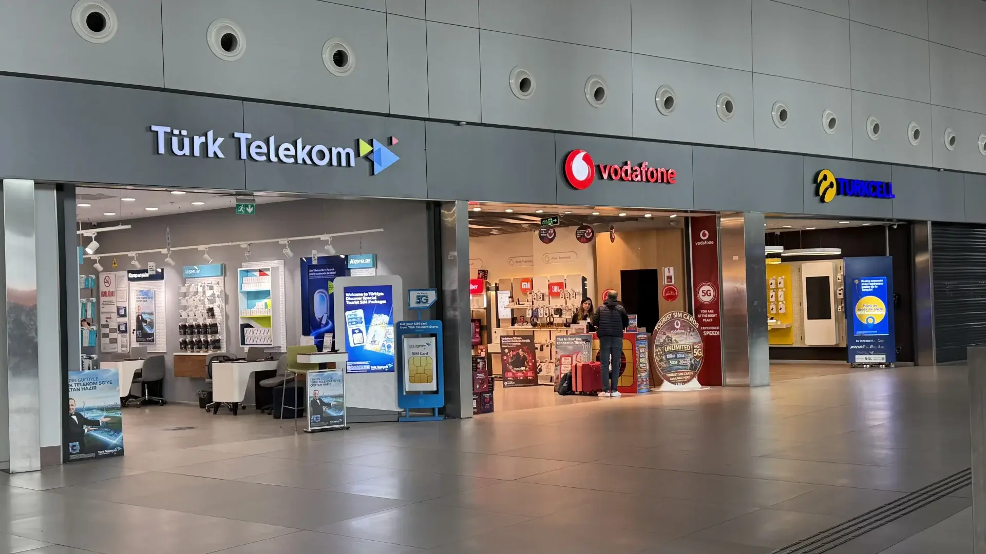 Officiële winkels van Türk Telekom, Vodafone en Turkcell naast elkaar in de aankomsthal van Istanbul Airport, allemaal met toeristensimkaarten